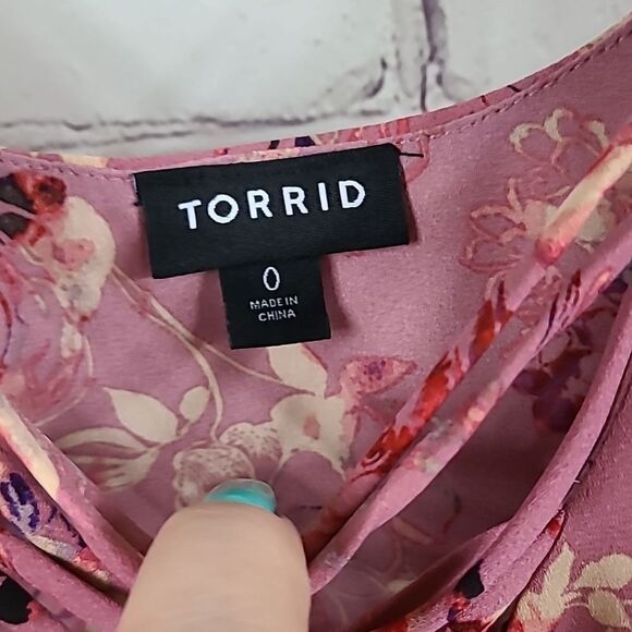 TORRID Lace-Up Cold Shoulder Blouse Georgette Floral Dusty Rose Ruffled Pink Top - Picture 6 of 11